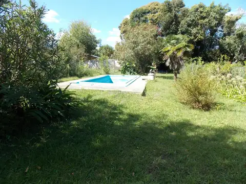 Venta de casa con hermoso parque y pileta.