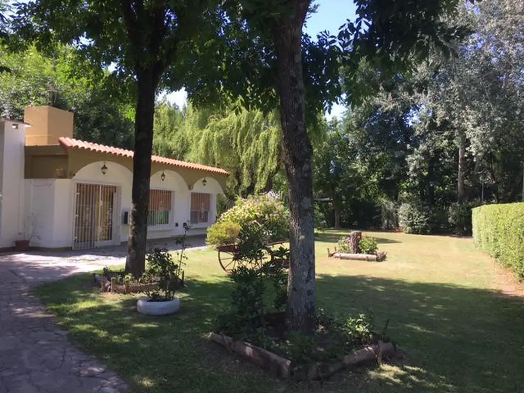 CASA EN VENTA CON EXCEPCIONAL PARQUE Y UBICACION EN CLUB DE CAMPO EL MORO, MARCOS PAZ