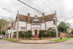 ESTUPENDA CASA DE ESTILO TUDOR UBICADA EN LA LUCILA, DE AV. LIBERTADOR AL RÍO.