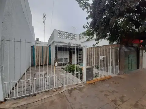 VENTA - CASA 3 AMBIENTES - CON COCHERA - A MODERNIZAR