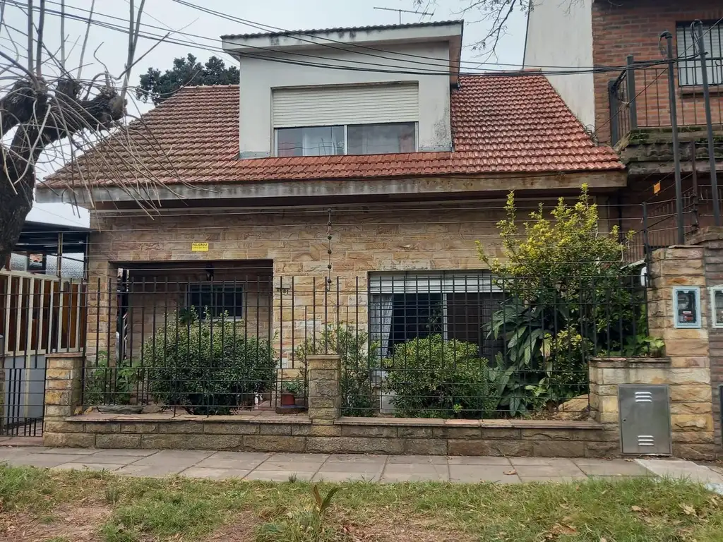 CASA EN VENTA 4 AMBIENTES. SAN ISIDRO