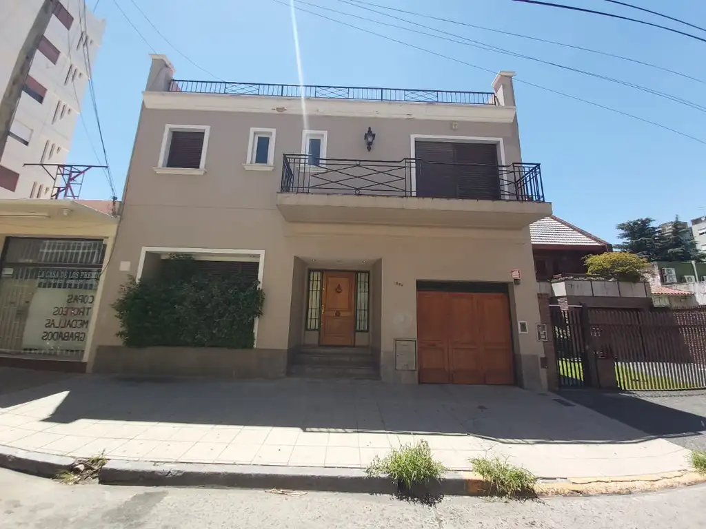 EXCELENTE CASA 5 AMBIENTES EN VENTA SAN MARTIN CENTRO