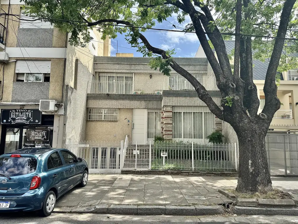 COMODISIMA CASA CON 4 DORMITORIOS Y JARDÍN CON PARRILLA.