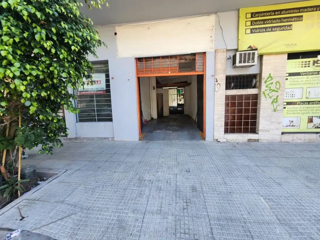 estupendo local con salida a dos calles en foco comercial sobre av.Balbin