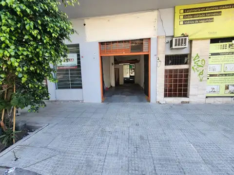 estupendo local con salida a dos calles en foco comercial sobre av.Balbin