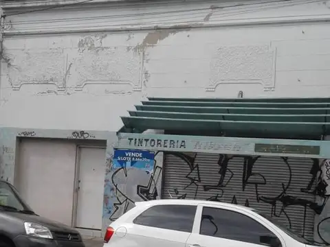 Casa a refaccionar en excelente zona comercial