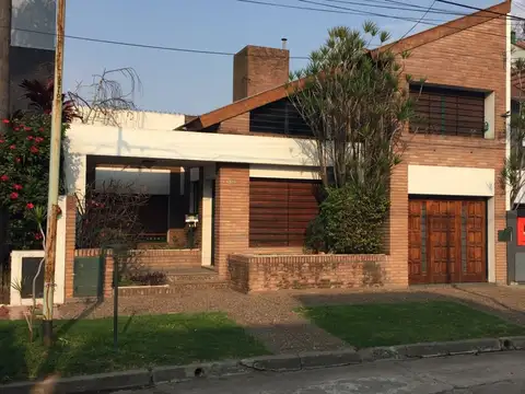 NUEVO VALOR  OPORTUNIDAD EXC. CHALET  EN BARRIO GUEMES DE 4 AMBIENTES CON FONDO Y GARAGE