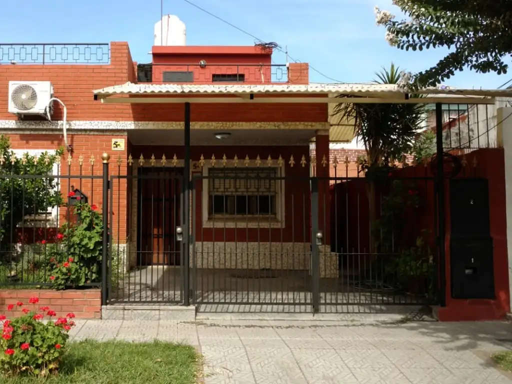 VENDE CASA DE 3 AMB. ZONA VILLA BONICH-SAN MARTIN-