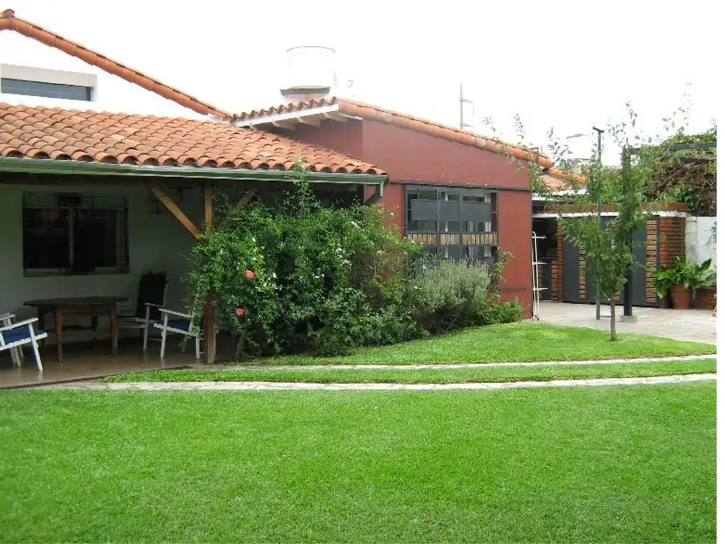 Casa sobre 2 lotes, 3 dormitorios, parque y pileta.