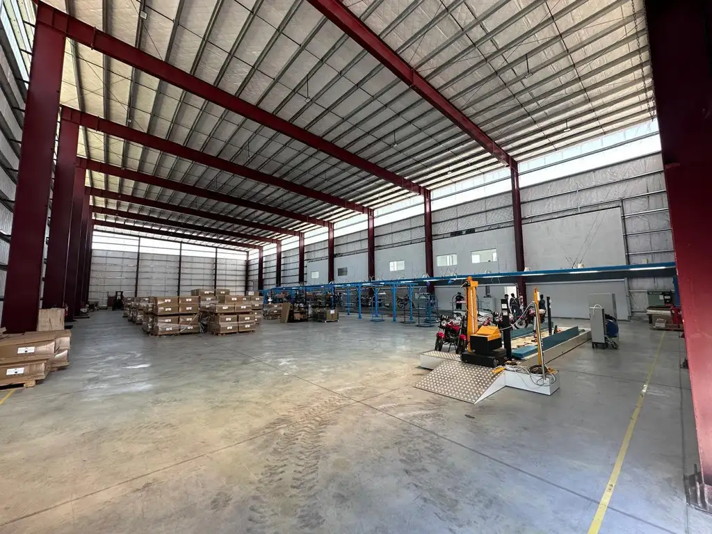 Galpón en alquiler, parque industrial con oficinas 1740m2