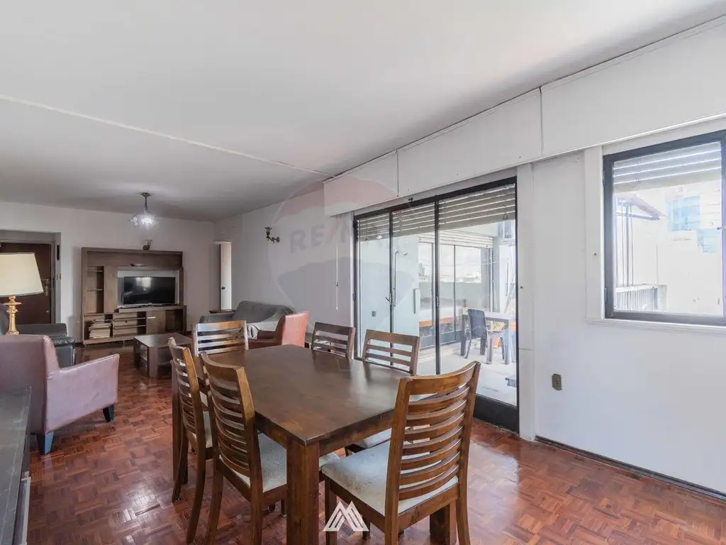 Venta apto CENTRO. 2 dorm, piso 8 . Gran balcón