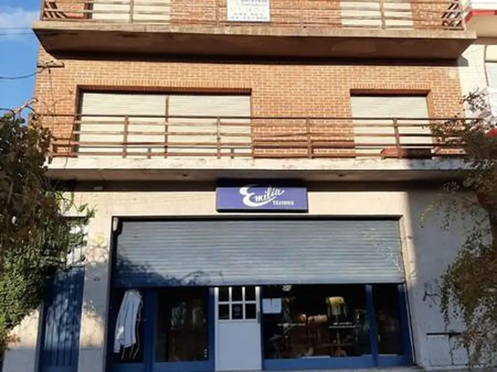 Local con vivienda en planta alta con quincho y galpón SOBRE DOS LOTES