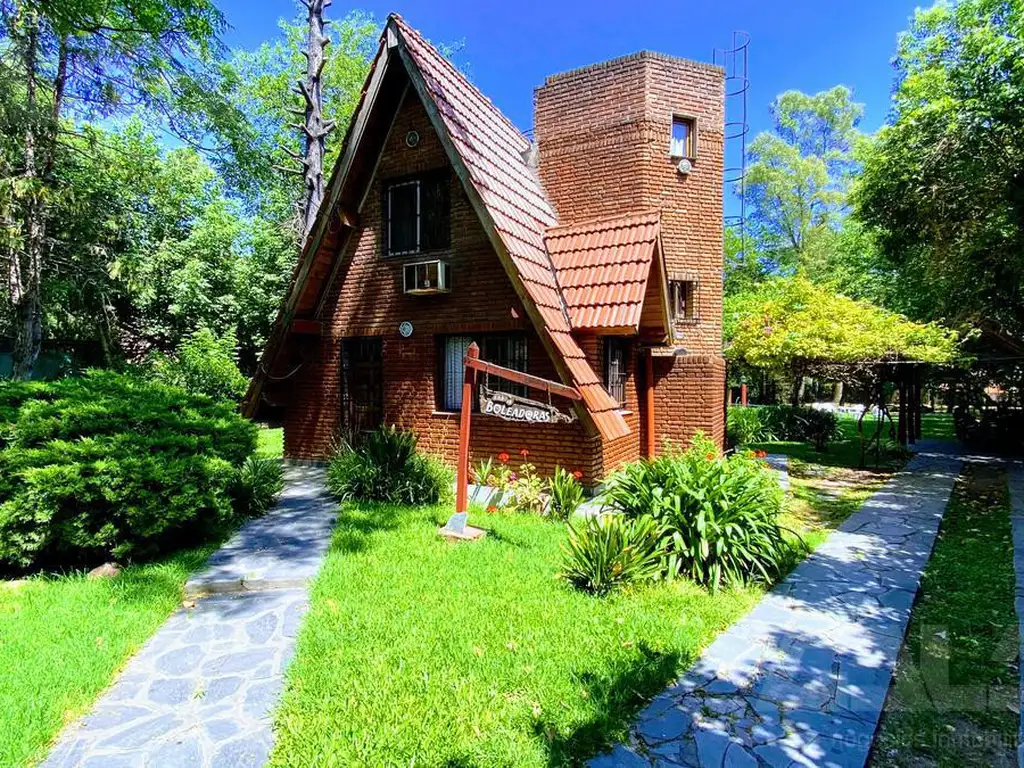 Hermosa casa estilo alpina en excelente zona de Parque Leloir emplazada sobre un lote de 1000 m2!