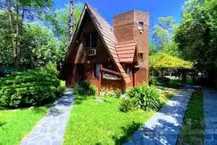 Hermosa casa estilo alpina en excelente zona de Parque Leloir emplazada sobre un lote de 1000 m2!