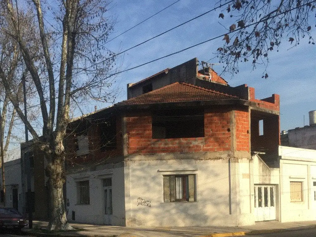 CASA EN ESQUINA ANTIGUA 4 AMB 2 BAÑOS MAS 110 M2 A TERMINAR EN PLANTA ALTA