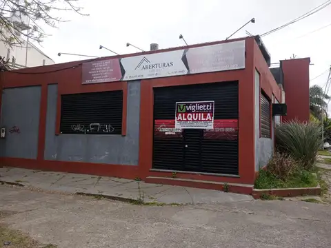 GRAN LOCAL EN ESQUINA CON LOCAL ANEXO EN BERAZATEGUI $2.200.000