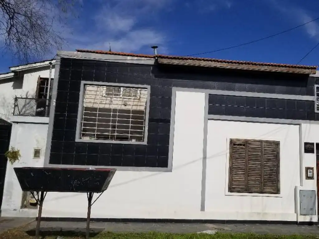 DEPTO T/CASA EN VENTA LUIS MARIA CAMPOS 1800 BERNAL OESTE