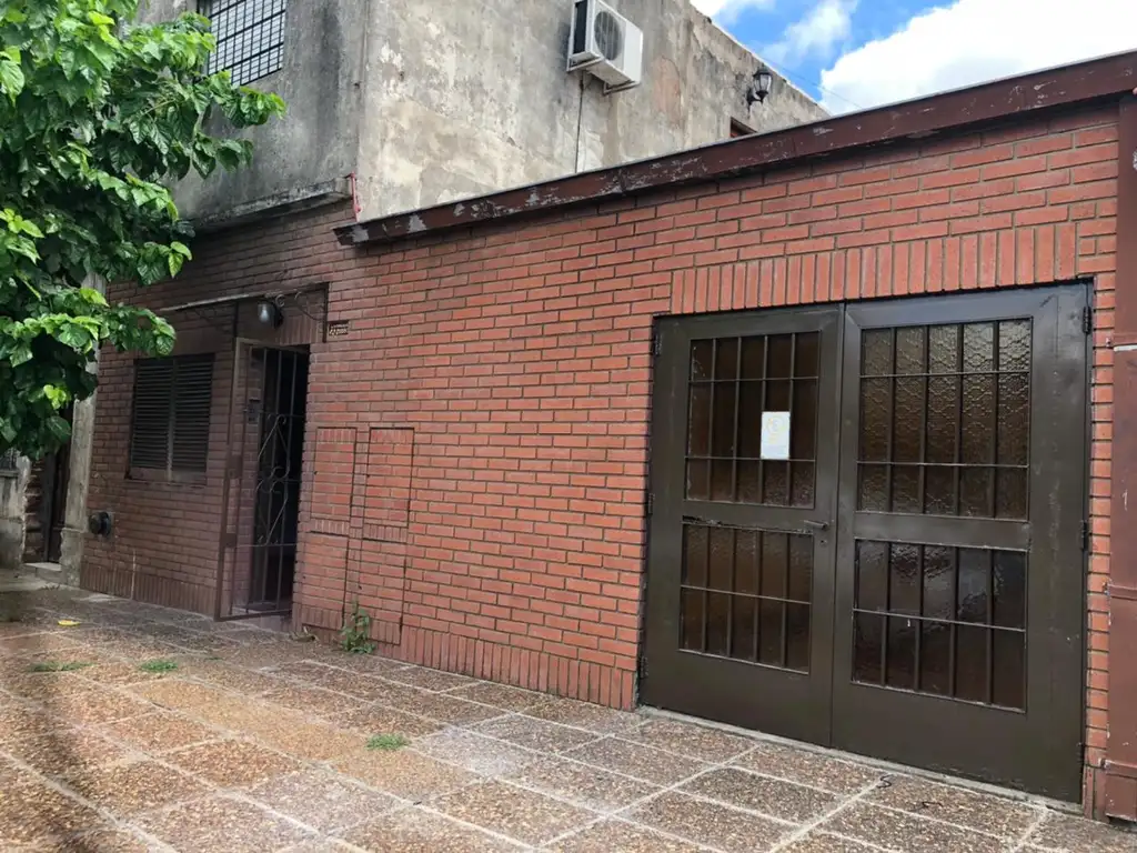 Haedo Sur, Amplio PH a Reciclar, 3 ambientes, frente, entrada independiente, con cochera