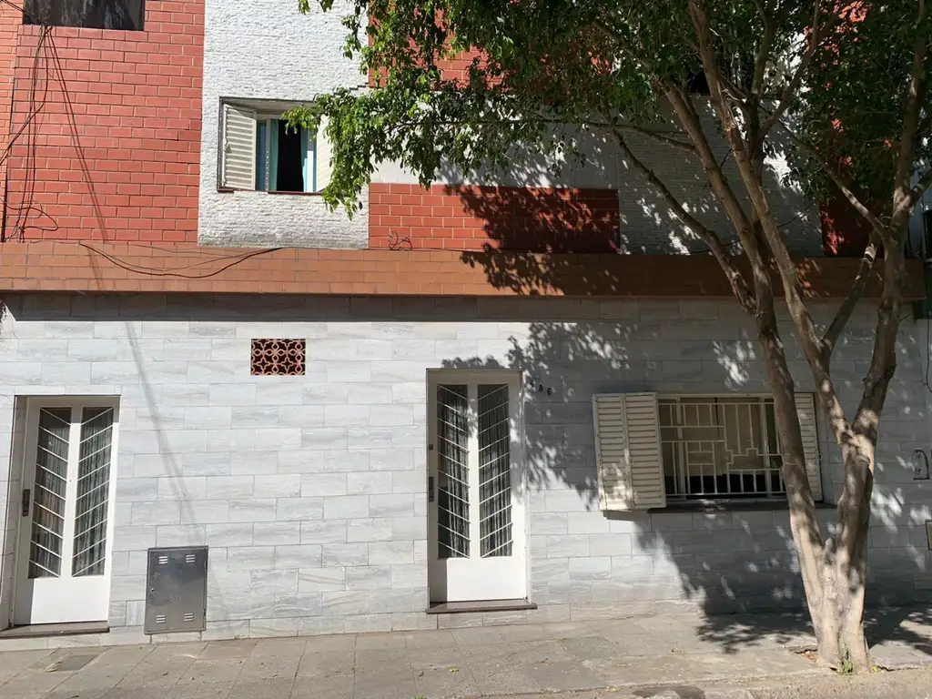 LINIERS, ZONA MIL CASITAS, 4 AMB, 2 BAÑOS, PATIO Y TERRAZA