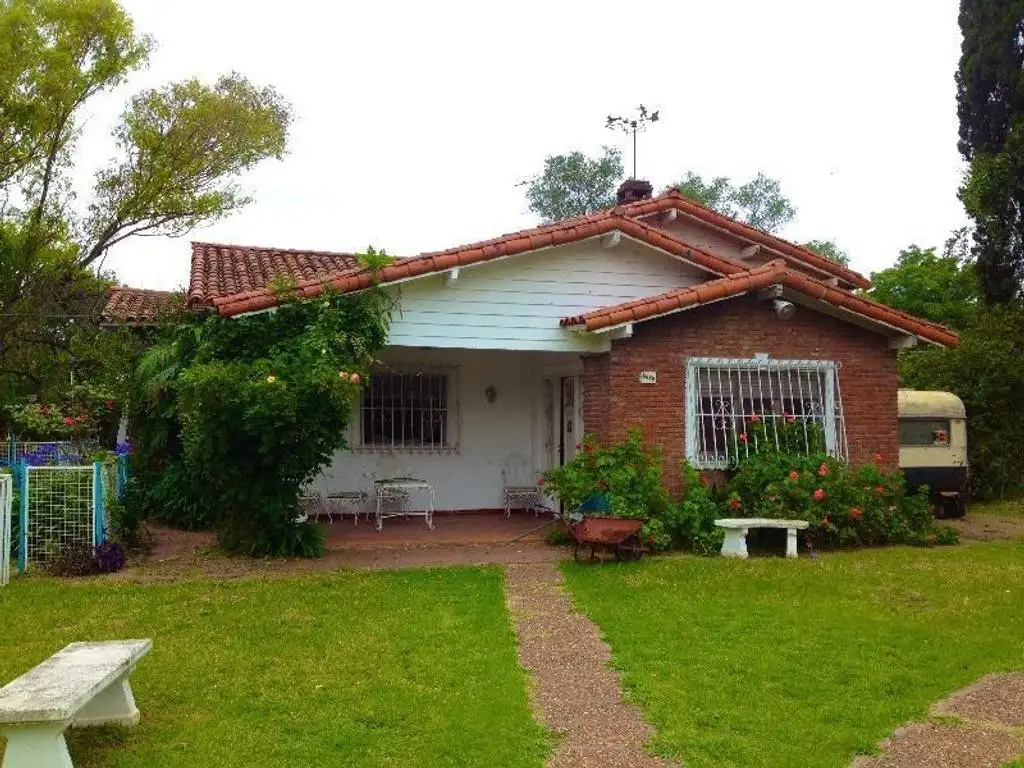 Casa quinta amoblada, con 30 mts de frente por 50 mts de fondo, parque, piscina y quincho