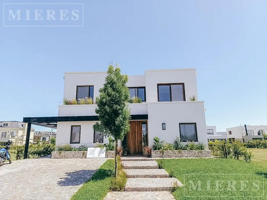 Muy linda casa en venta sobre lote Interno en Carpinchos, Nordelta.