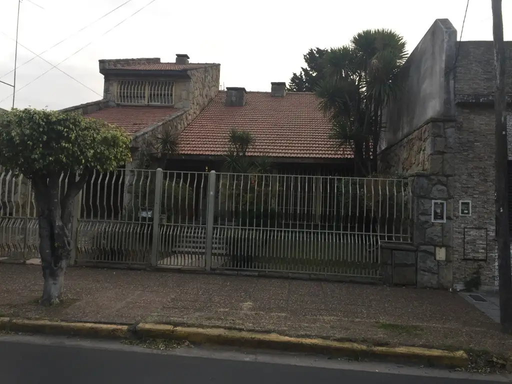 EXCELENTE CASA TERRENO PROPIO 6 AMBIENTES CENTRO DE SAN JUSTO