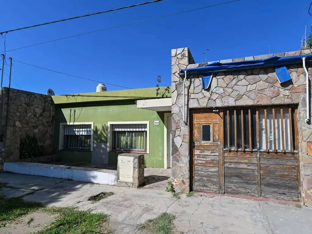 Casa a Reciclar de Tres Dormitorios en Terreno Amp