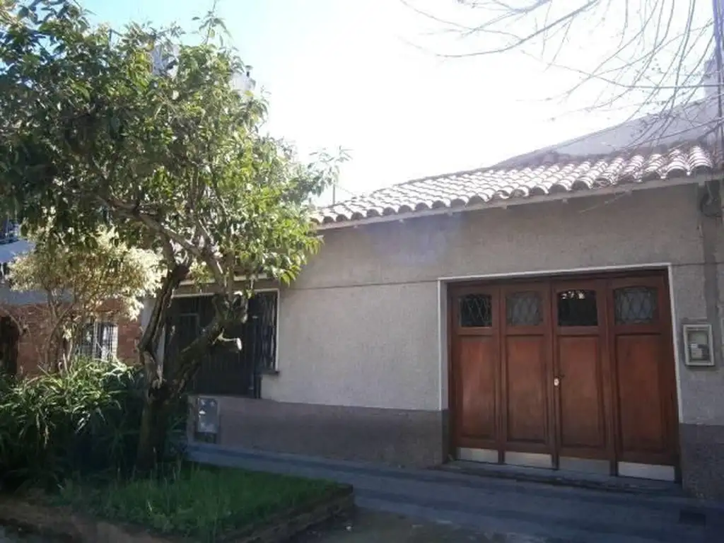 Casa de 4 amb., a 2 cuadras de Av. Belgrano y en una sola pl