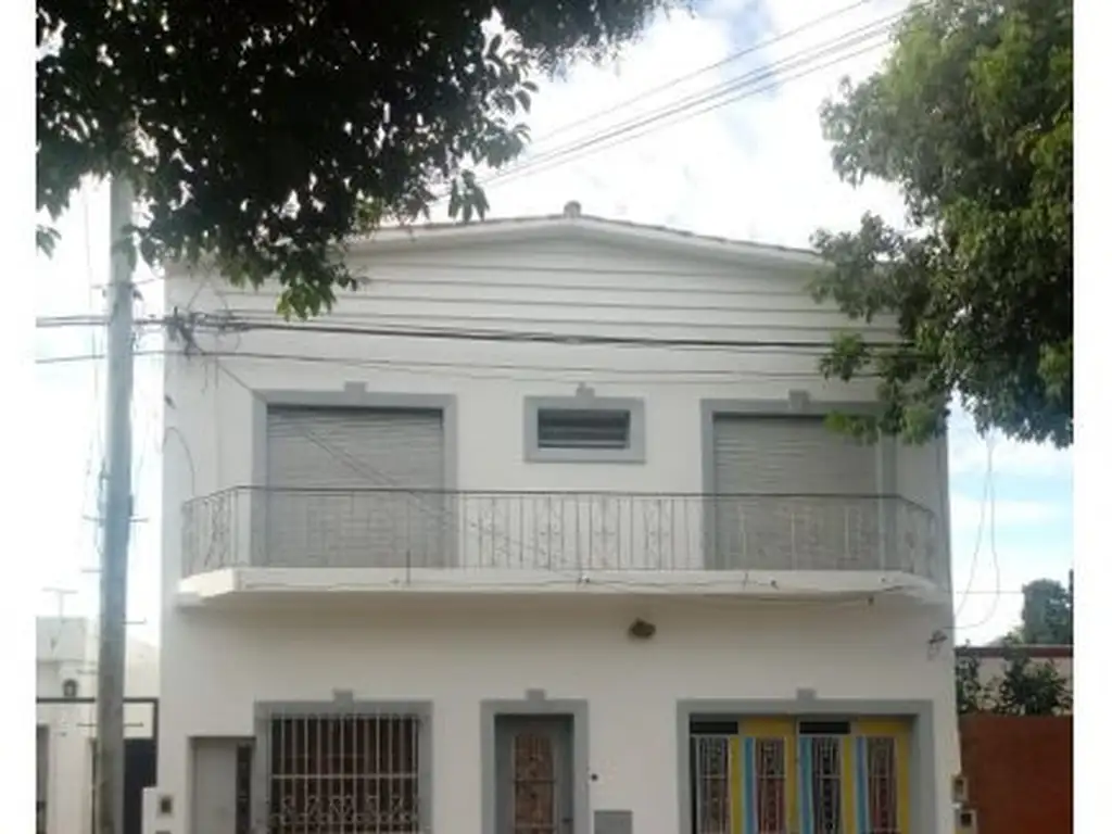 Casa y Galpón en Alberdi. - Gran potencial.