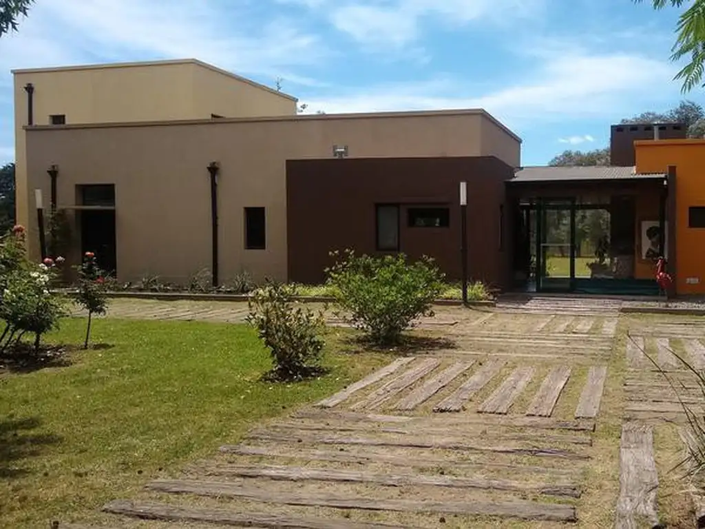 Chacras Open Door,  muy linda y amplia  casa con  lote de 4649 m2 , jardin de invierno