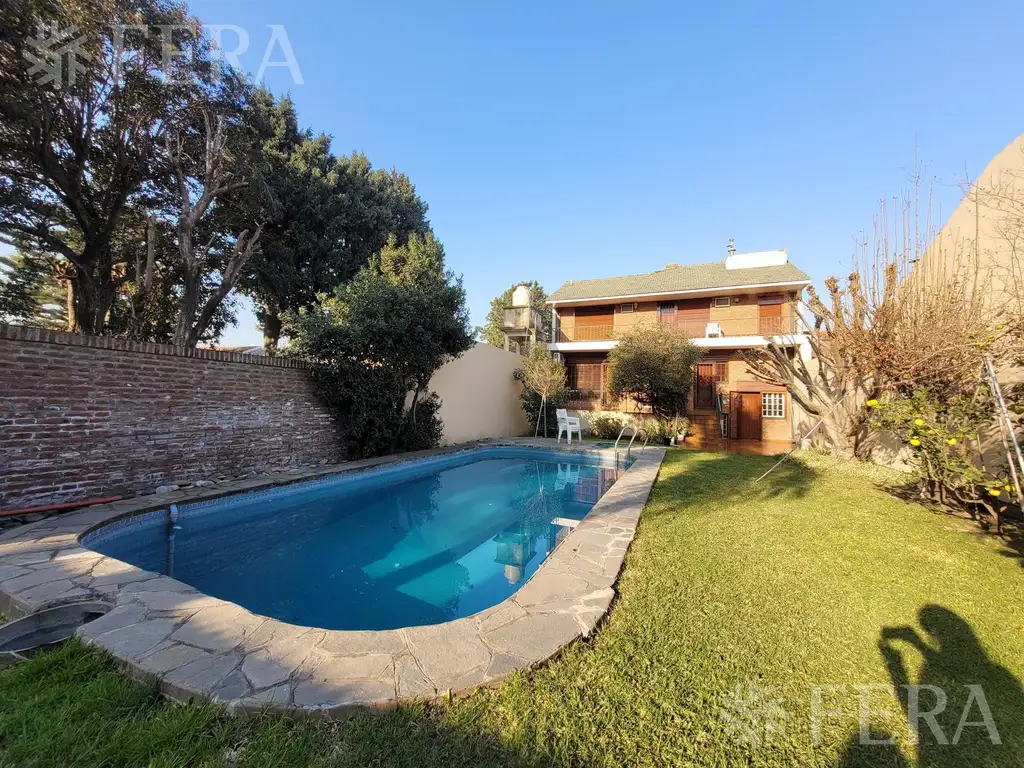 Venta casa de 4 ambientes con cochera y piscina en Bernal Este