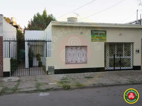 VENTA - CASA CON LOTE PROPIO - A MEROS DE AV. HIPOLITO IRIGOYEN Y DE LA ESTACIÓN DE TRENES