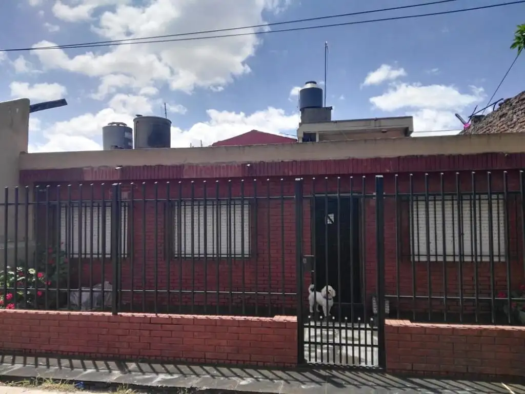 Casa en Barrio J. M. Rosas-  con 2 patios y parrilla - a una cuadra parada colectivos