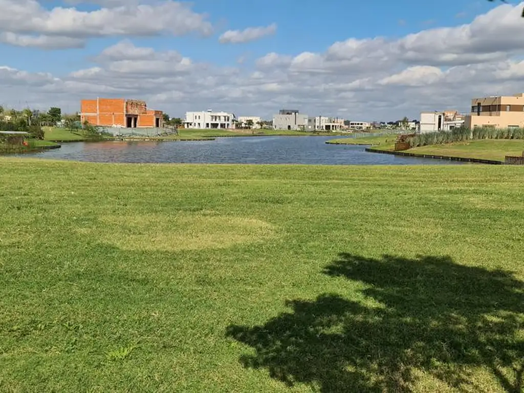 LOTE A LA LAGUNA EN VENTA EN PUERTOS DEL LAGO BARRIO CEIBOS