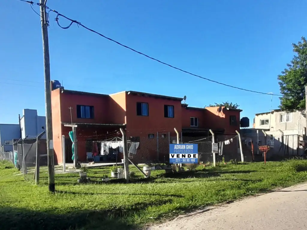 Dúplex en venta de 2 dormitorios c/ cochera en Melchor Romero