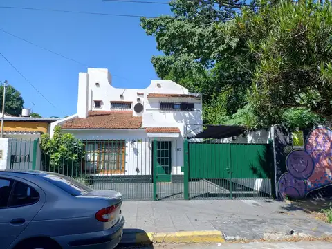 CASA EN 2 PLANTAS CON JARDÍN