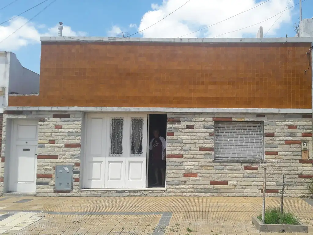 CASA PARA 2 FLIAS. - OPORTUNIDAD  3 AMB. CON COCHERA +DEPTO. 2 AMB.