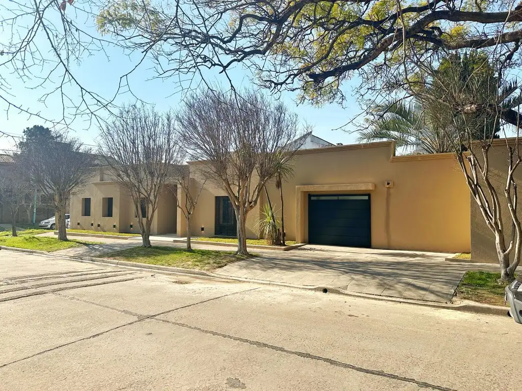 Casa 5 Ambientes 4 dormitorios refaccionada sobre 520m2 Terreno Piscina Jardin Garage Vicente Lopez