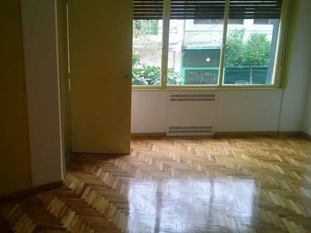 Monoambiente al frente, pisos de parquet, cocina indep.