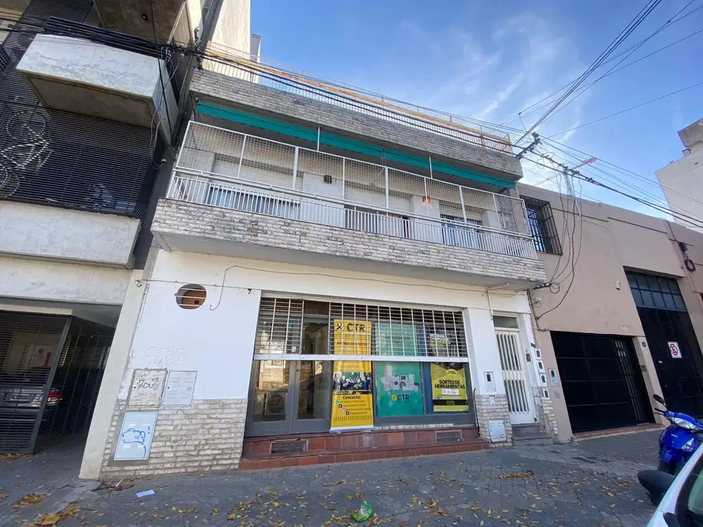 Venta en Bloque Local con casa planta alta y departamentos