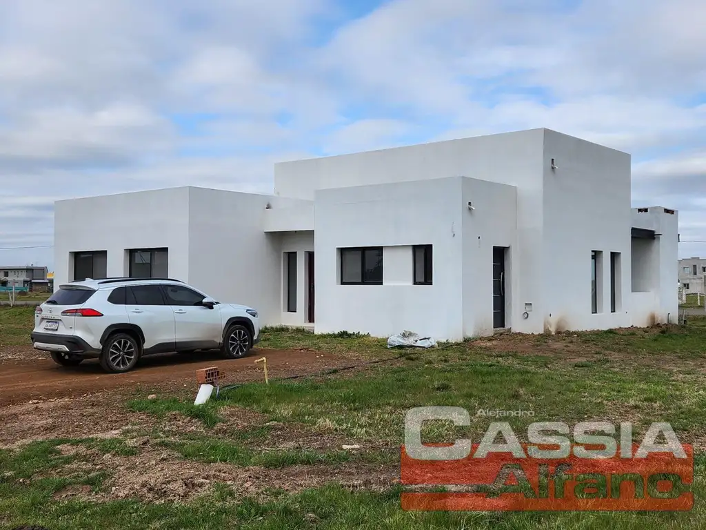 CASA 4 AMBIENTES A ESTRENAR, IMPECABLE ESTADO EN BARRIO CERRADO