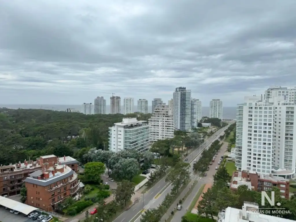 Alquila y vende apartamento de 3 dormitorios con vista al mar, en Roosevelt Punta del Este.