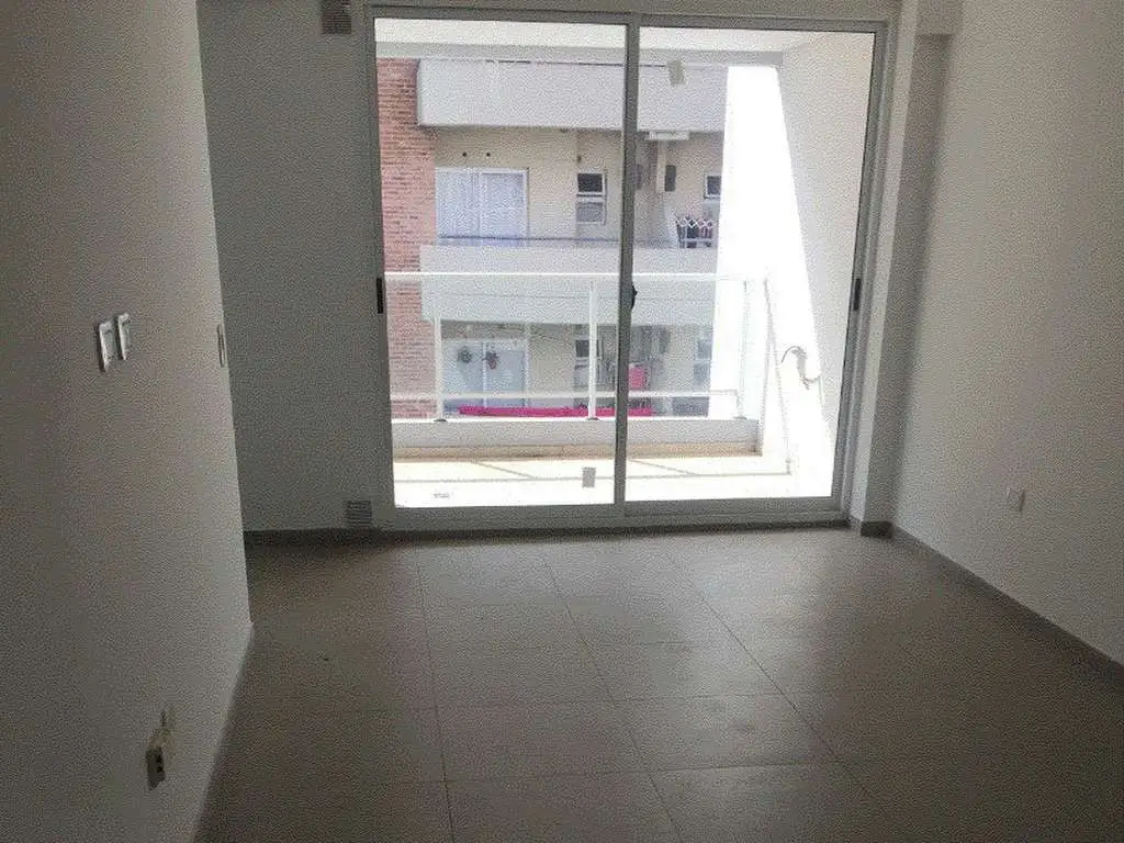 Gran ambiente divisible con placard al frente con balcón aterrazado. Sector cocina con ventana. baño