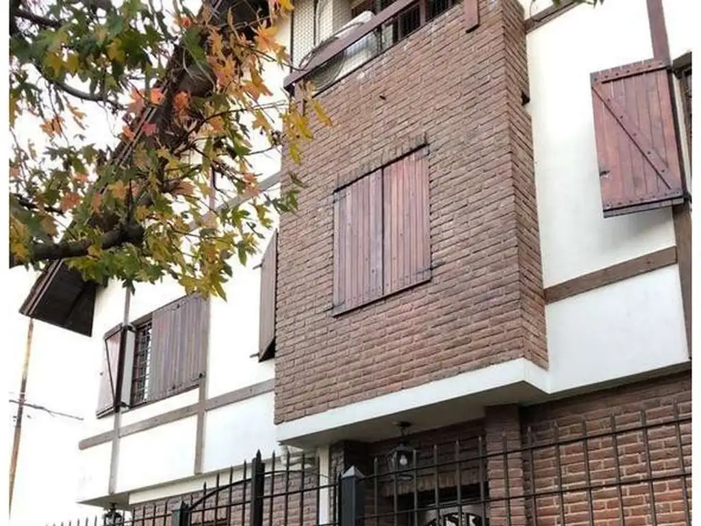 RETASADO! IMPECABLE CHALET, SOBRE CALLE CORTADA, 3 DORM + PLAY, JARDÍN, PILETA.