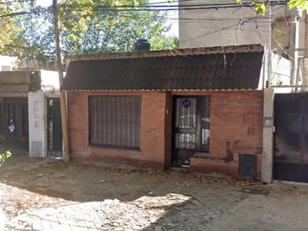 Colon al 3000 Casa al frente 2 dormitorios a reciclar 45m2 construidos