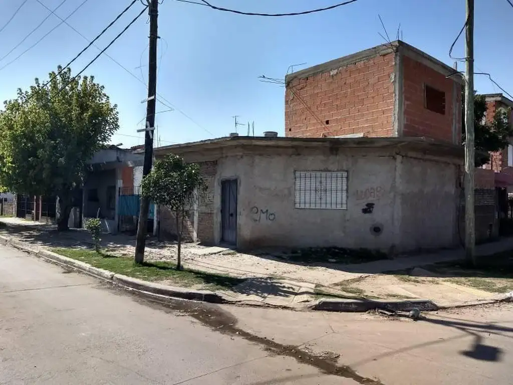 Propiedad con 2 viviendas y un departamento   en venta en G Catan