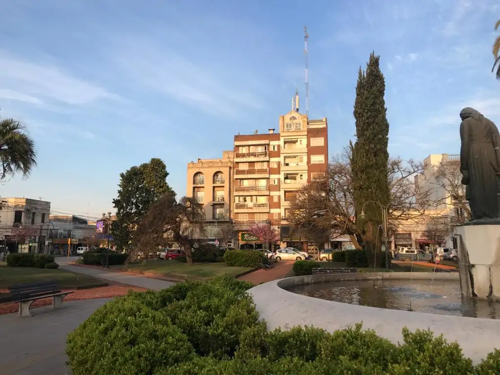 DEPARTAMENTO 2 DORM. BAÑO - FRENTE A PLAZA PRINCIPAL - SERVICIOS - LOBOS -