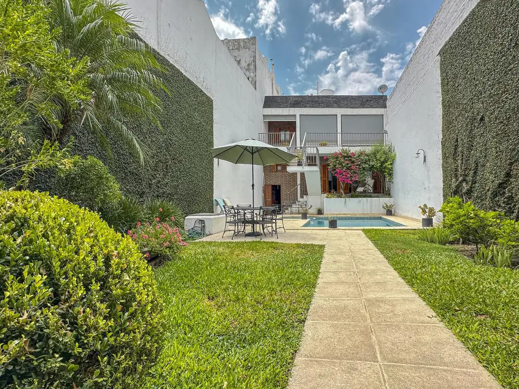 Casa de 4 dormitorios con pileta, quincho y jardín en Pichincha