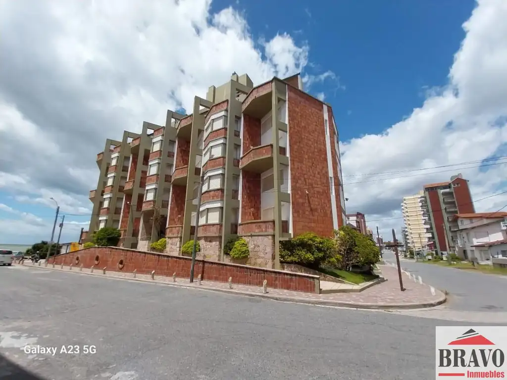 VENTA EN BLOCK DE TRACIONAL EDIFICIO FRENTE AL MAR DE VILLA GESELL.