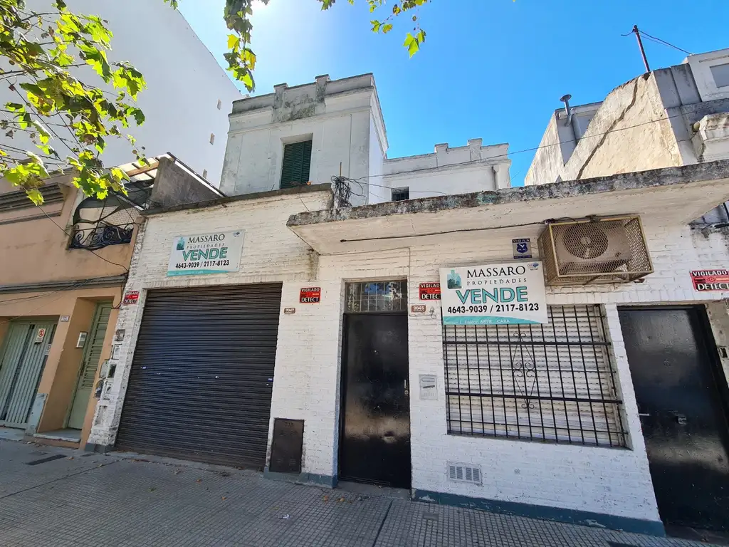 Casa ex municipal sobre lote de 8.66x12.70 en foco comercial de Liniers.